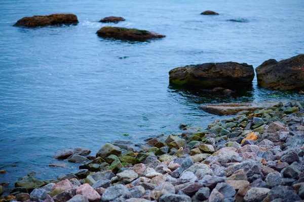 Морской пейзаж на закате, каменное побережье и красивое небо — стоковое фото