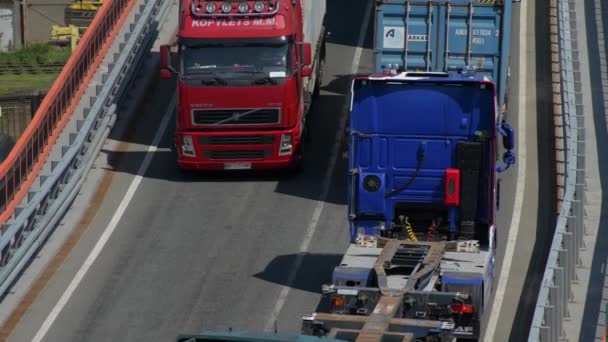 オデッサ市の産業港 ウクライナ 2019 トラックは 産業港を横断しています — ストック動画