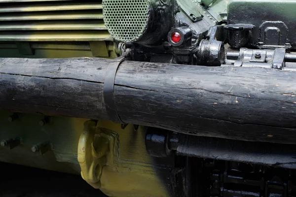 Askeri bir tank yakın görünümü arka — Stok fotoğraf
