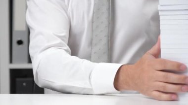 Ofiste çalışan ve kitap istifleme işadamı.