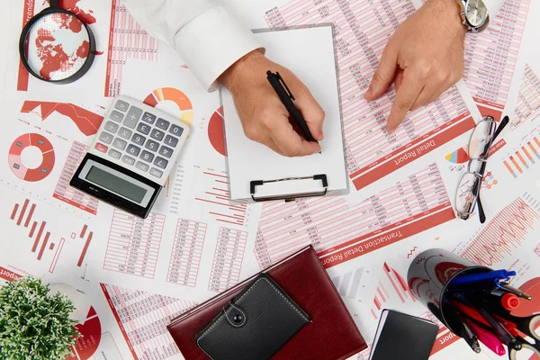 Platte top weergave van zakenman werken en berekenen van Financiën, leest en schrijft rapporten. Business Financial Accounting concept. — Stockfoto