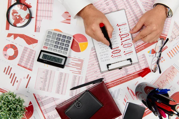 Platte top weergave van zakenman werken en berekenen van Financiën, leest en schrijft rapporten. Business Financial Accounting concept. — Stockfoto