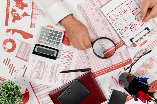 Platte top weergave van zakenman werken en berekenen van Financiën, leest en schrijft rapporten. Business Financial Accounting concept. — Stockfoto