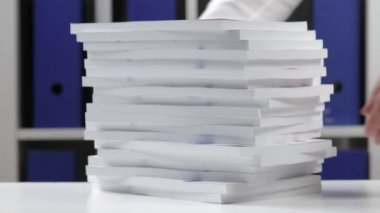 Ofiste çalışan ve kitap istifleme işadamı.