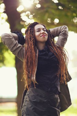 mutlu dreadlocks şık kız güneşli ormanda poz