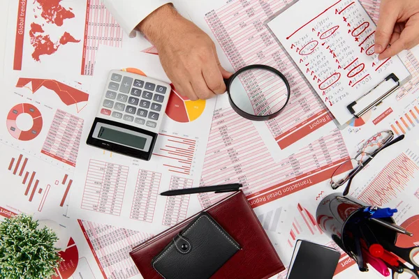 Platte top weergave van zakenman werken en berekenen van Financiën, leest en schrijft rapporten. Business Financial Accounting concept. — Stockfoto
