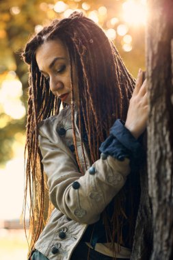 mutlu dreadlocks şık kız güneşli ormanda poz