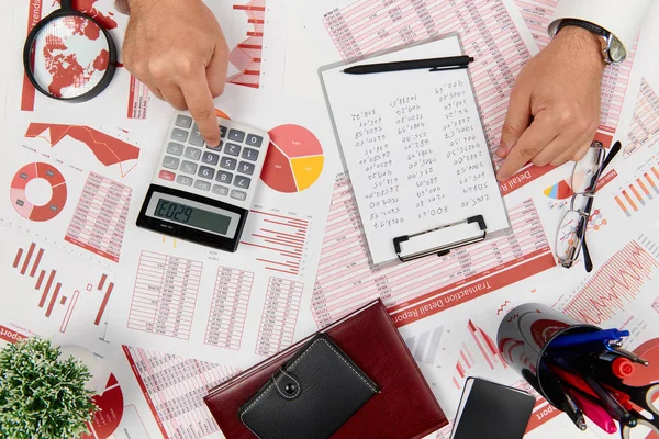 Platte top weergave van zakenman werken en berekenen van Financiën, leest en schrijft rapporten. Business Financial Accounting concept. — Stockfoto