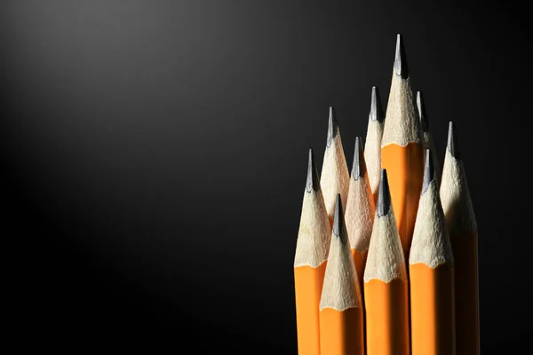 Crayons en bois - groupe d'objets sur fond sombre — Photo