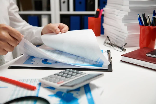 Empresario que trabaja y calcula, lee y escribe informes. Empleado de oficina, primer plano de la mesa. Concepto contable financiero empresarial . — Foto de Stock