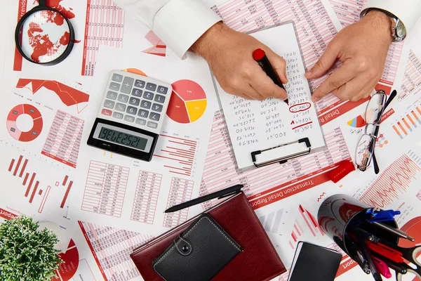 Vlakke top zicht van zakenman die werkt en de berekening van Finance, re — Stockfoto