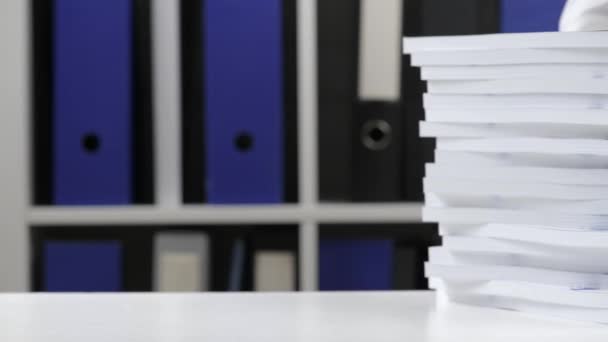 Ofiste Çalışan Kitap Istifleme Işadamı — Stok video