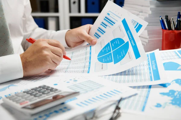 Zakenman werkt en berekent, leest en schrijft rapporten. Office-werknemer, tabel close-up. Business Financial Accounting concept. — Stockfoto