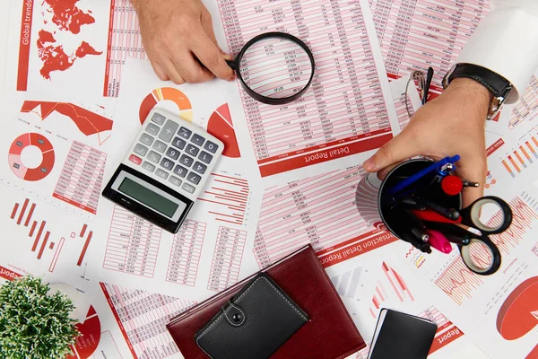 Vlakke top zicht van zakenman die werkt en de berekening van Finance, re — Stockfoto