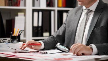 İş adamı çalışma ve hesaplama, okur ve raporlar yazar. Ofis çalışanı, Masa çekim. İş mali muhasebe kavramı.