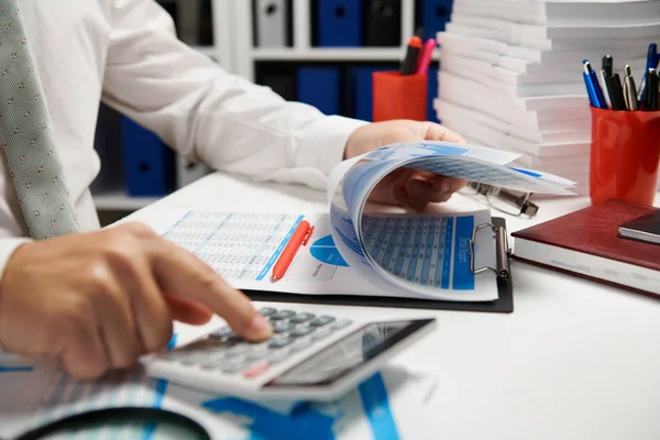 Zakenman werkt en berekent, leest en schrijft rapporten. Office-werknemer, tabel close-up. Business Financial Accounting concept. — Stockfoto