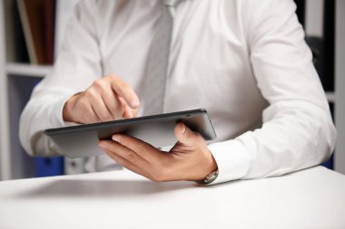 Tablet PC ile çalışan iş adamı, hesaplama, okuma ve yazma raporları. Ofis çalışanı, Masa çekim. İş mali muhasebe kavramı.