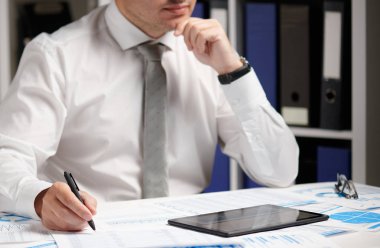 Tablet PC ile çalışan iş adamı, hesaplama, okuma ve yazma raporları. Ofis çalışanı, Masa çekim. İş mali muhasebe kavramı.