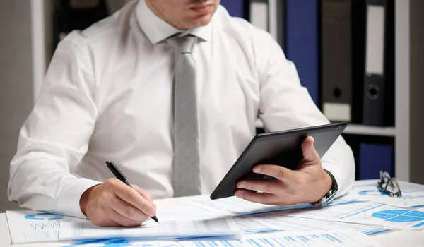 Pengusaha yang bekerja dengan tablet pc, menghitung, membaca dan menulis laporan. Pegawai kantor, menutup meja. Konsep akuntansi keuangan bisnis . — Stok Foto