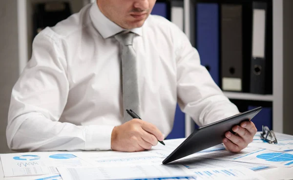 Businessman working with tablet pc, calculating, reading and writing reports. Office employee, table closeup. Business financial accounting concept. — Stock Photo, Image