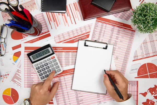 Bedrijfsrapporten, blanco papier plaat, gegevenstabellen en grafieken-direct boven de weergave van Office-tabel werkruimte met plaats voor tekst. — Stockfoto