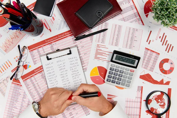 Bedrijfsrapporten, gegevenstabellen en grafieken-direct boven weergave van Office-tabel werkruimte. — Stockfoto