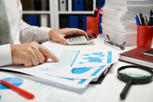 ビジネスマンの仕事と計算、レポートの読み取りと書き込み。オフィス従業員、テーブルクローズアップ。財務会計の概念. — ストック写真