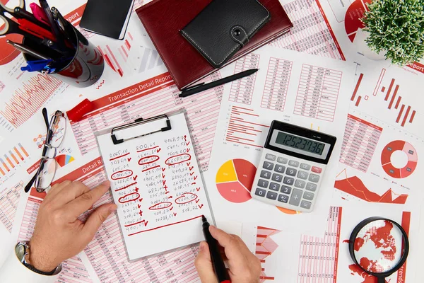 Bedrijfsrapporten, gegevenstabellen en grafieken-direct boven weergave van Office-tabel werkruimte. — Stockfoto