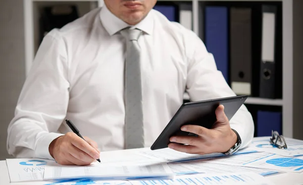 Businessman working with tablet pc, calculating, reading and writing reports. Office employee, table closeup. Business financial accounting concept. — Stock Photo, Image