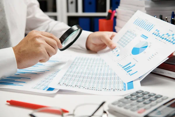 Empresario que trabaja y calcula, lee y escribe informes. Empleado de oficina, primer plano de la mesa. Concepto contable financiero empresarial . — Foto de Stock