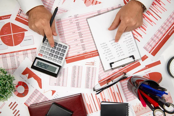 Direct boven de mening van zakenman werken en berekenen van Financiën, leest en schrijft rapporten. Business Financial Accounting concept. — Stockfoto