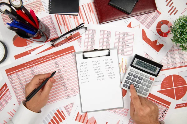 Bedrijfsrapporten, gegevenstabellen en grafieken-direct boven weergave van Office-tabel werkruimte. — Stockfoto