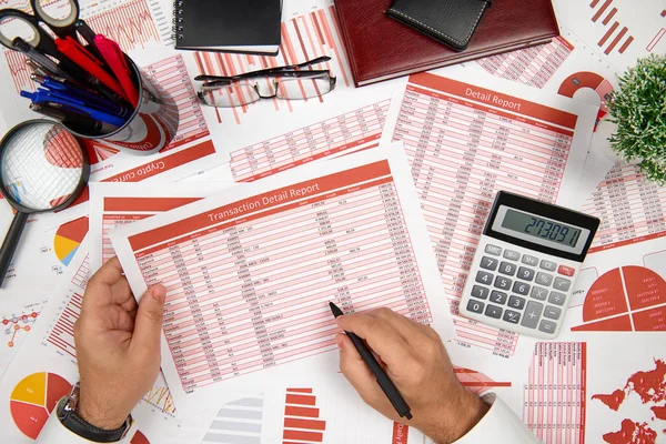 Bedrijfsrapporten, blanco papier plaat, gegevenstabellen en grafieken-direct boven de weergave van Office-tabel werkruimte met plaats voor tekst. — Stockfoto