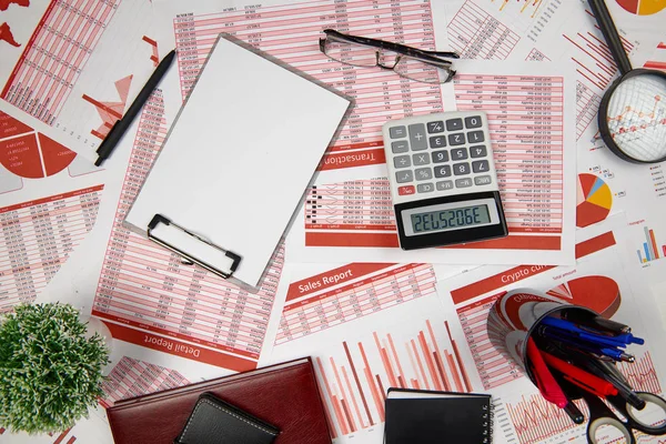 Platte bovenaanzicht van zakelijke werkruimte-rapporten met gegevens, tabellen en analytische grafiek. Business Financial Accounting concept. — Stockfoto