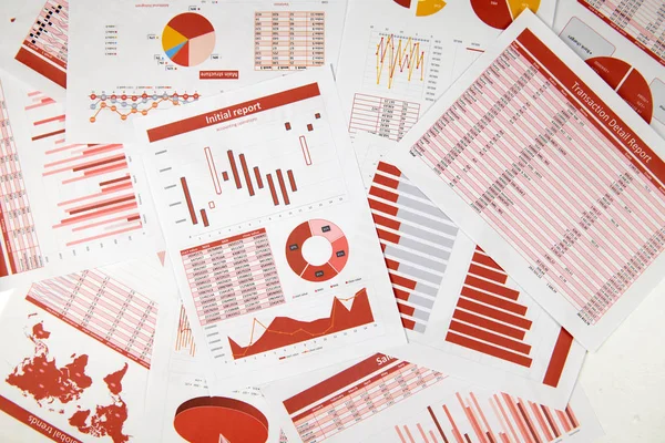 Platt övre vy över arbetsytan-rapporter med data, tabeller och analysdiagram. Affärsekonomi redovisning koncept. — Stockfoto