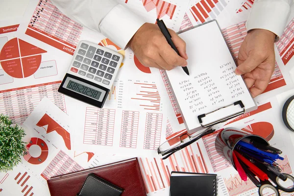 Direct boven de mening van zakenman werken en berekenen van Financiën, leest en schrijft rapporten. Business Financial Accounting concept. — Stockfoto