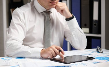 Tablet PC ile çalışan iş adamı, hesaplama, okuma ve yazma raporları. Ofis çalışanı, Masa çekim. İş mali muhasebe kavramı.