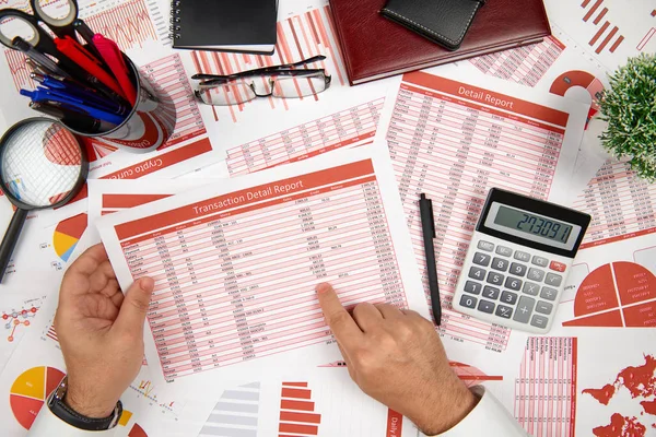 Bedrijfsrapporten, blanco papier plaat, gegevenstabellen en grafieken-direct boven de weergave van Office-tabel werkruimte met plaats voor tekst. — Stockfoto