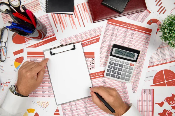 Bedrijfsrapporten, blanco papier plaat, gegevenstabellen en grafieken-direct boven de weergave van Office-tabel werkruimte met plaats voor tekst. — Stockfoto