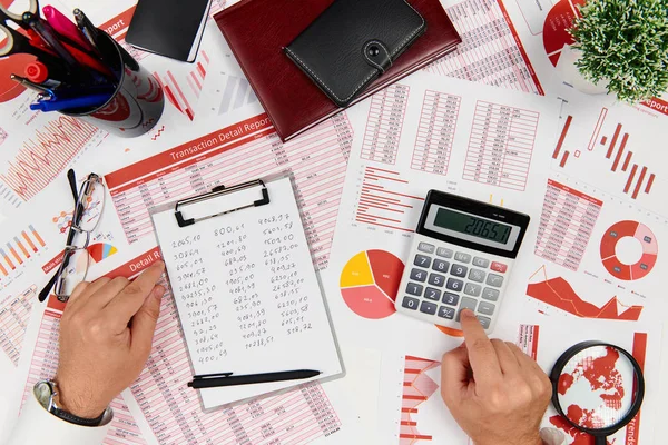 Bedrijfsrapporten, gegevenstabellen en grafieken-direct boven weergave van Office-tabel werkruimte. — Stockfoto