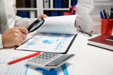 İş adamı çalışma ve hesaplama, okur ve raporlar yazar. Ofis çalışanı, Masa çekim. İş mali muhasebe kavramı.