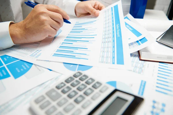 ビジネスマンの仕事と計算、レポートの読み取りと書き込み。オフィス従業員、テーブルクローズアップ。財務会計の概念. — ストック写真