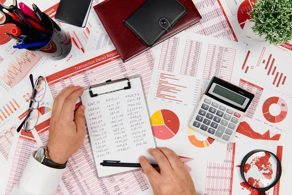 Bedrijfsrapporten, gegevenstabellen en grafieken-direct boven weergave van Office-tabel werkruimte. — Stockfoto