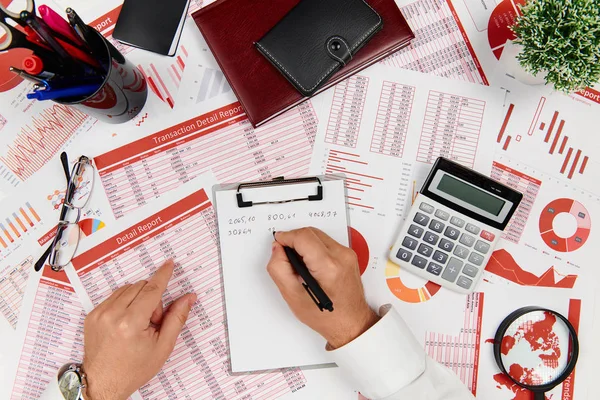 Bedrijfsrapporten, gegevenstabellen en grafieken-direct boven weergave van Office-tabel werkruimte. — Stockfoto