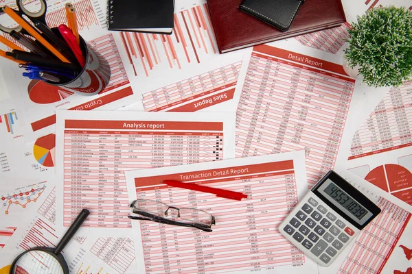 Bedrijfsrapporten, gegevenstabellen en grafieken-direct boven weergave van Office-tabel werkruimte. — Stockfoto