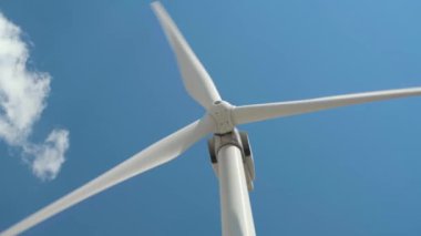 parlak bulutlu gökyüzü arka planda Rüzgar jeneratör