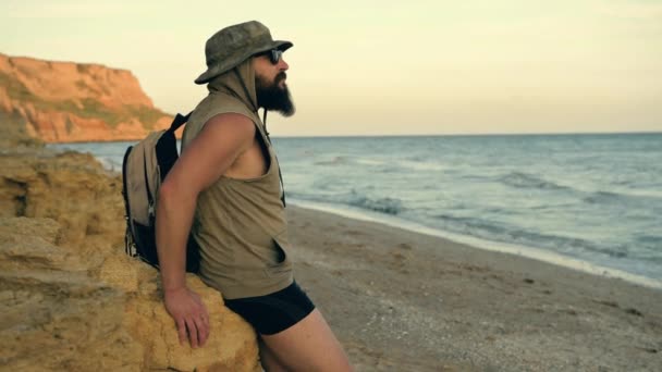 海の夕日を楽しむビーチの空を見てひげを生やした旅行者 夏と旅行のコンセプト — ストック動画
