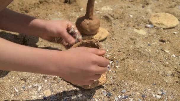 Primer Plano Las Manos Haciendo Arcilla Una Playa Mar Arena — Vídeos de Stock