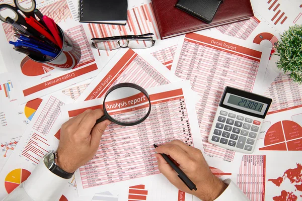 Informes empresariales, hojas de papel en blanco, tablas de datos y gráficos: directamente encima de la vista del espacio de trabajo de la mesa de oficina con lugar para el texto . — Foto de Stock