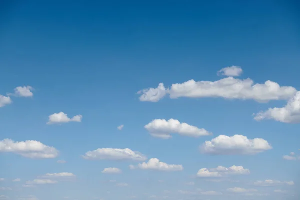 Langit biru cerah dengan awan untuk latar belakang atau tekstur — Stok Foto